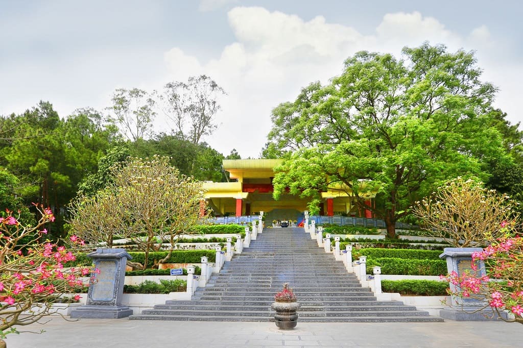 Mộ bà Hoàng Thị Loan